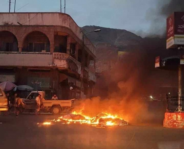 جرحى تعز يحرقون صور طارق عفاش بعد رفعها وسط المدينة