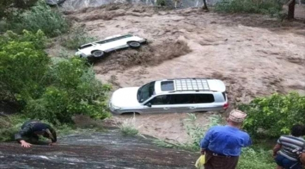 مواطنون يعثرون على جثث 22 شخصا جرفتهم السيول بين تعز ولحج