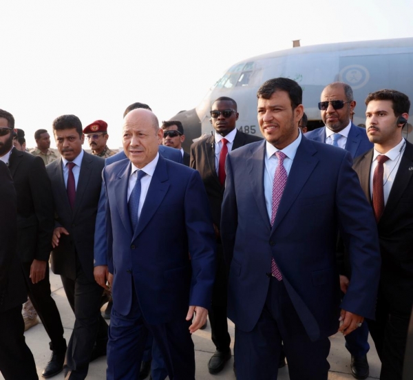 رئيس مجلس القيادة يعود إلى مدينة عدن بعد ثلاثة أشهر من مغادرتها