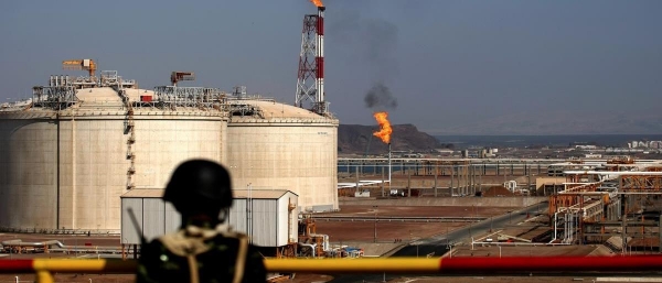 مركز الإعلام الاقتصادي: اليمنيون يدفعون ثمن الصراع على عائدات النفط من قوتهم اليومي