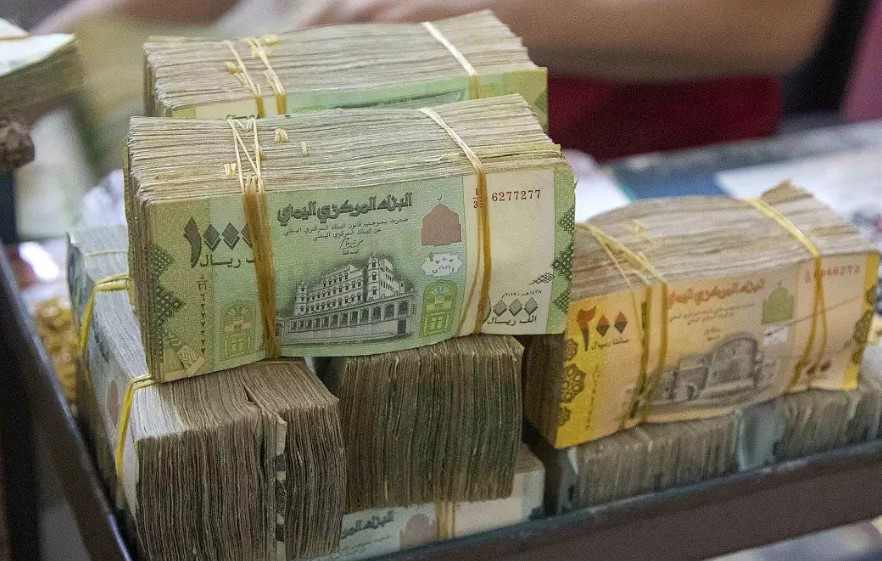 ‏الدولار يتخطى 2200ريال .. توالي الانهيار المخيف وسط عجز فاضح للشرعية