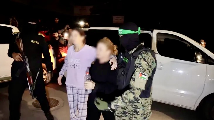 غضب ودعوات في إسرائيل لمنع بث مشاهد معاملة حماس للمحتجزين