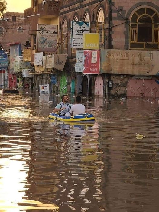 مياه الأمطار تغمر شوارع العاصمة صنعاء وإنقاذ الناس باستخدام القوارب