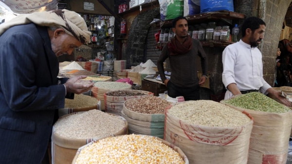 الأرز يغيب عن موائد اليمنيين... استغناء قسري وسط الغلاء