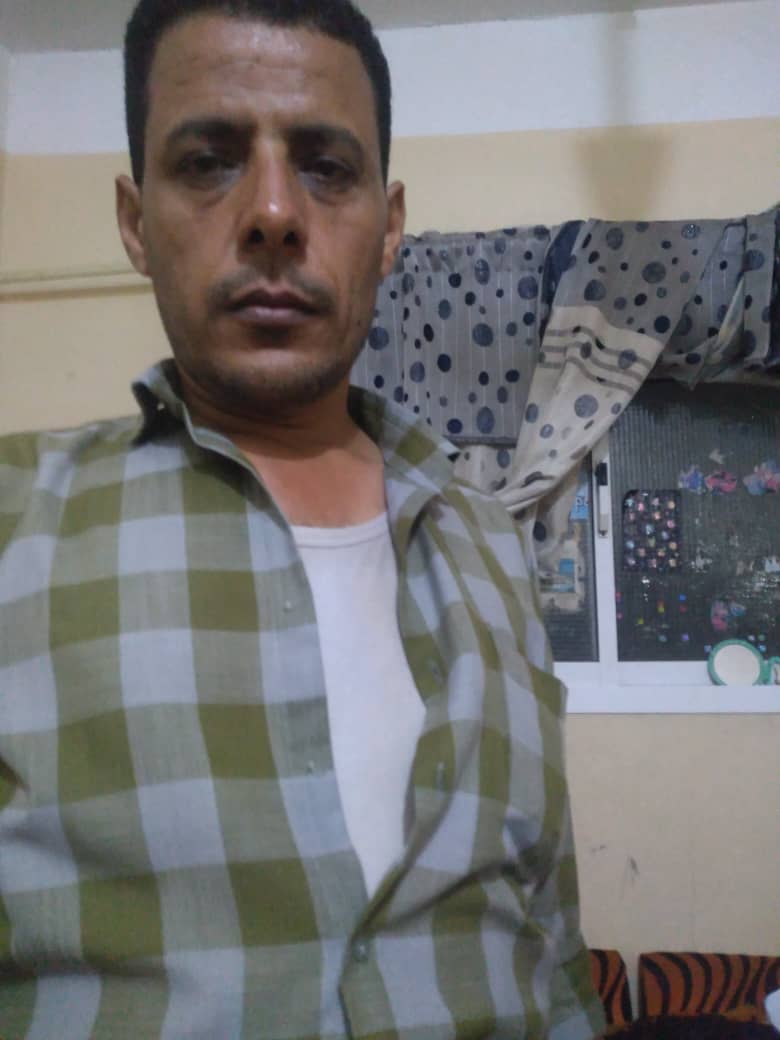 ضابط امني يعتدي على اكاديمي في جامعة عدن …مشاهد من البلطجة 
