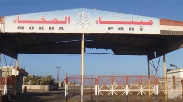رئيس البرلمان يطلب من الحكومة توضيحا بشأن دخول شحنات نفطية "مهربة" إلى ميناء المخا 