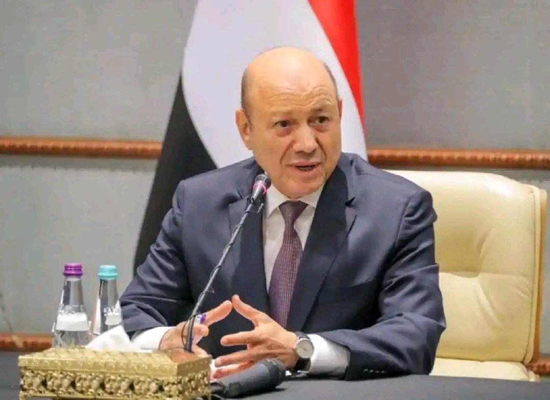 رئيس مجلس القيادة يؤكد حرص المجلس على دفع المرتبات شرط توريد الحوثيين كافة عائدات موانئ الحديدة