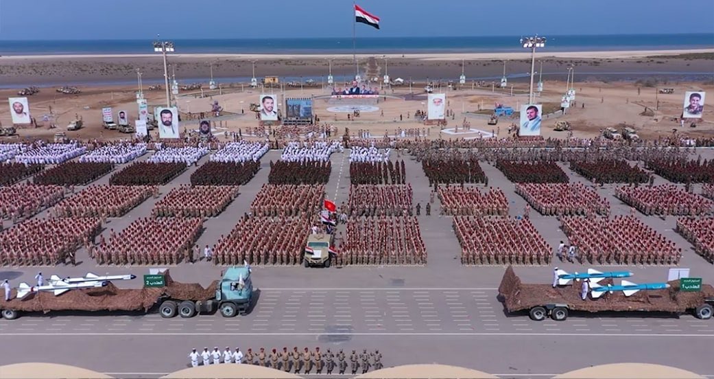 الحوثيون يستعرضون قوتهم البرية والبحرية والجوية خلال عرض غير مسبوق بالحديدة.. الإعلان عن تشكيلات جديدة