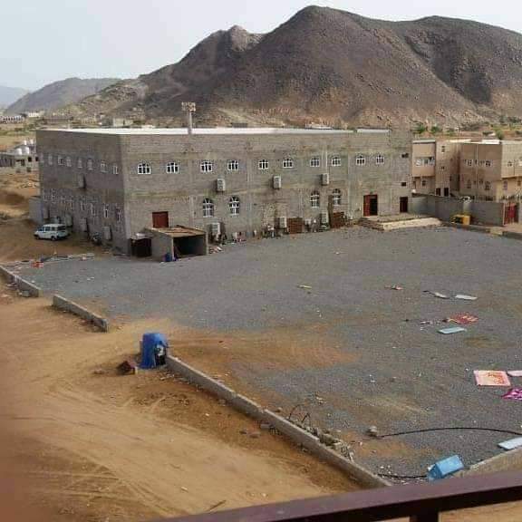 مقتل وإصابة عدد من الطلاب السلفيين جراء قصف باليستي حوثي على مركز دار الحديث في الجوبة بمأرب