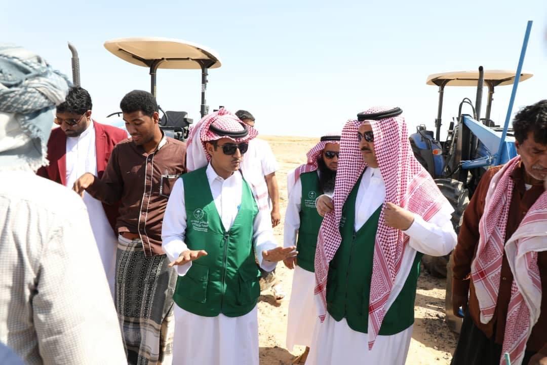  البرنامج السعودي للتنمية والإعمار يسلّم مكتب الزراعة والري بالمهرة عدد من الحراثات مع توابعها