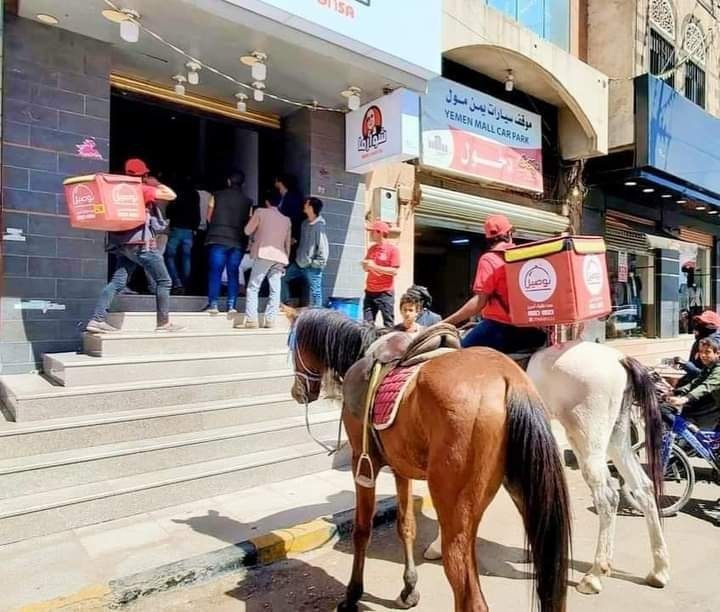 الحوثي يؤجر خيول الكلية الحربية لتوصيل وجبات المطاعم إلى المنازل في صنعاء