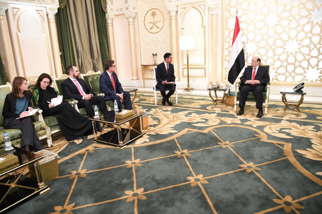 *الرئيس هادي يستقبل فريق لجنة العقوبات الخاصة باليمن