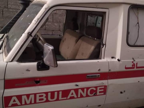 جرحى بينهم طبيبان بقصف حوثي استهدف سيارة إسعاف في الضالع