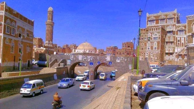 شاهد: كاميرا المراقبة توثق لحظة مؤلمة لوفاة رجل مرور في صنعاء بشكل مفاجئ بينما كان يقوم بعمله (فيديو)