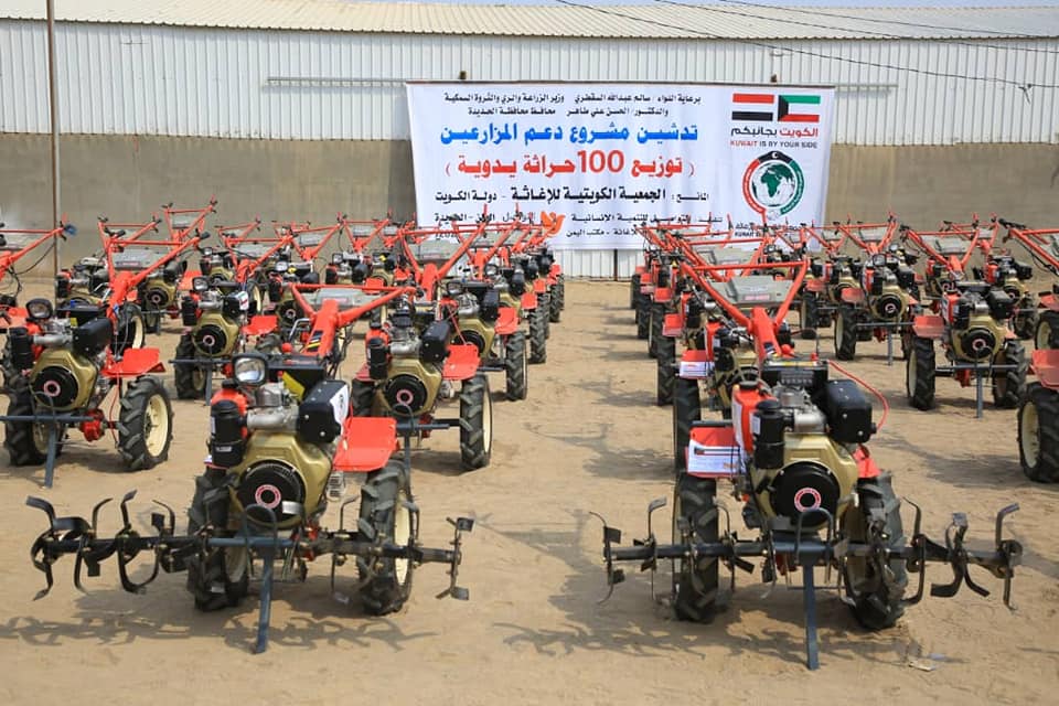 توزيع 100 حراثة يدوية بتمويل كويتي للمزارعين في مديريتي "التحيتا" و"الخوخة" بالحديدة