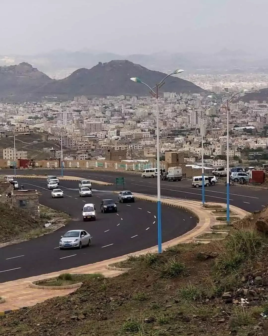 البنك المركزي اليمني في صنعاء شكل لجنة لوضع اليد على البنك بعد إفلاسه .. : مليشيا الحوثي تتستر على إعلان إفلاس بنك اليمن والخليج لديها
