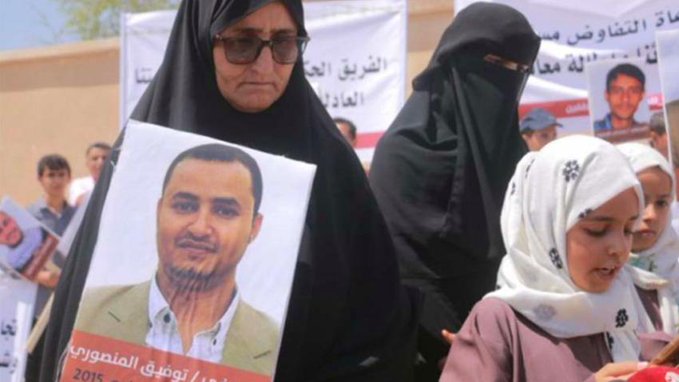 الصحفي توفيق المنصوري يتعرض للتعذيب في صنعاء بإشراف رئيس "لجنة الأسرى" الحوثية