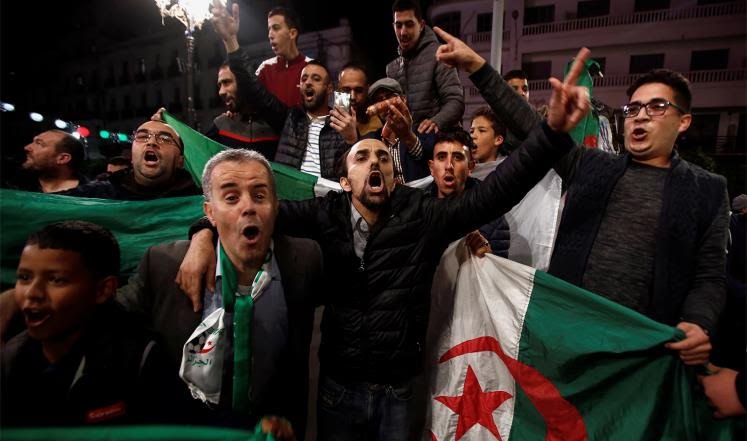الجزائريون يحتفلون بتنحي بوتفليقة ويؤكدون استمرار حراكهم