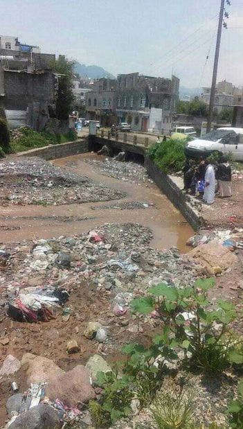 سيول الأمطار تغمر منازل مواطنين ومحلات تجارية في مدينة إب