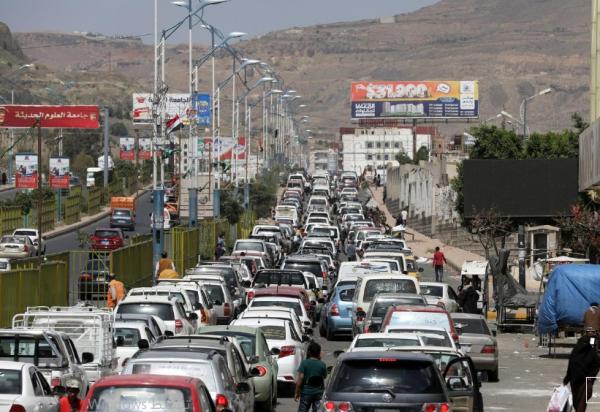 عاجل: عودة الطوابير الطويلة إلى أمام محطات المشتقات النفطية في صنعاء.. تفاصيل الأزمة الجديدة