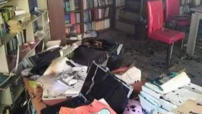 مليشيا الحوثي تحرق مكتبة جامع في عسيلان في شبوة وتقتحم إذاعة قرآن