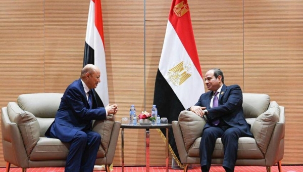 رئيس مجلس القيادة يبحث مع الرئيس المصري جهود ردع تهديدات الحوثيين
