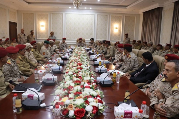 وزير الدفاع يشدد على رفع الجاهزية القتالية خلال لقاء بعدد من قادة الجيش