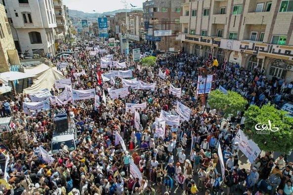 تعز.. تظاهرة حاشدة تطالب باستكمال تحرير المحافظة وتوفير الخدمات
