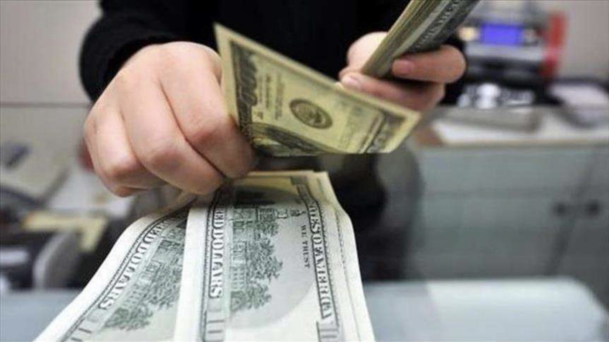 فرض عمولة إضافية على الحوالات المالية الصادرة من صنعاء الى عدن ..