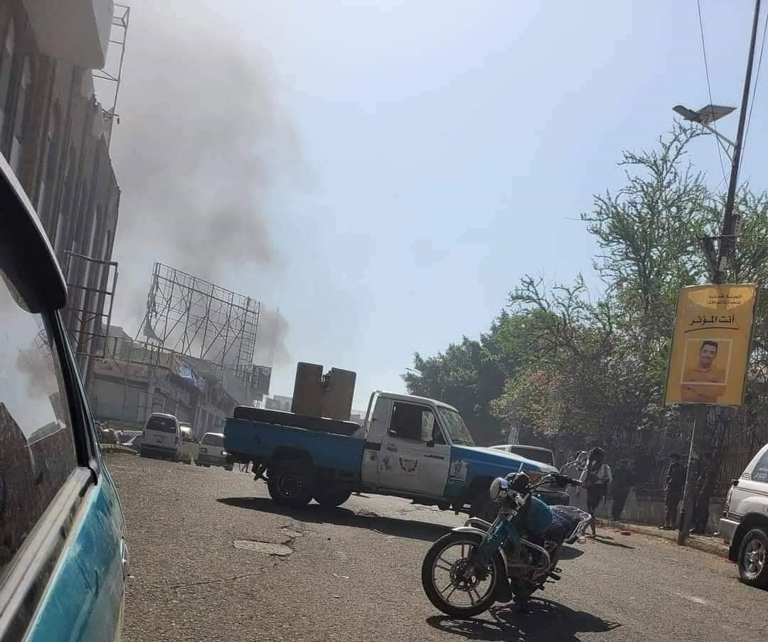 إصابة 7 من أفراد الشرطة بجروح متفاوتة جراء قصف حوثي على مبنى إدارة أمن تعز