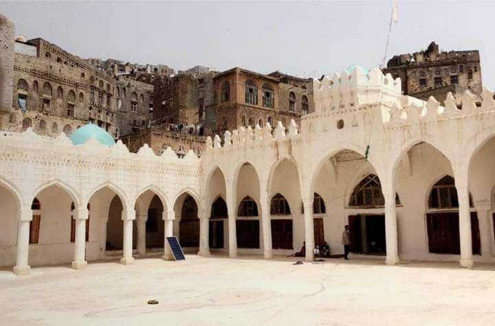 وسط استياء واسع.. جماعة الحوثي ترفع الأذان على الطريقة الزيدية في الجامع الكبير بإب
