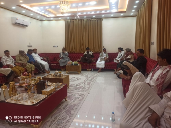 السلطان آل عفرار يلتقي نائب رئيس لجنة الاعتصام ومسؤولين في السلطة المحلية بالمهرة 