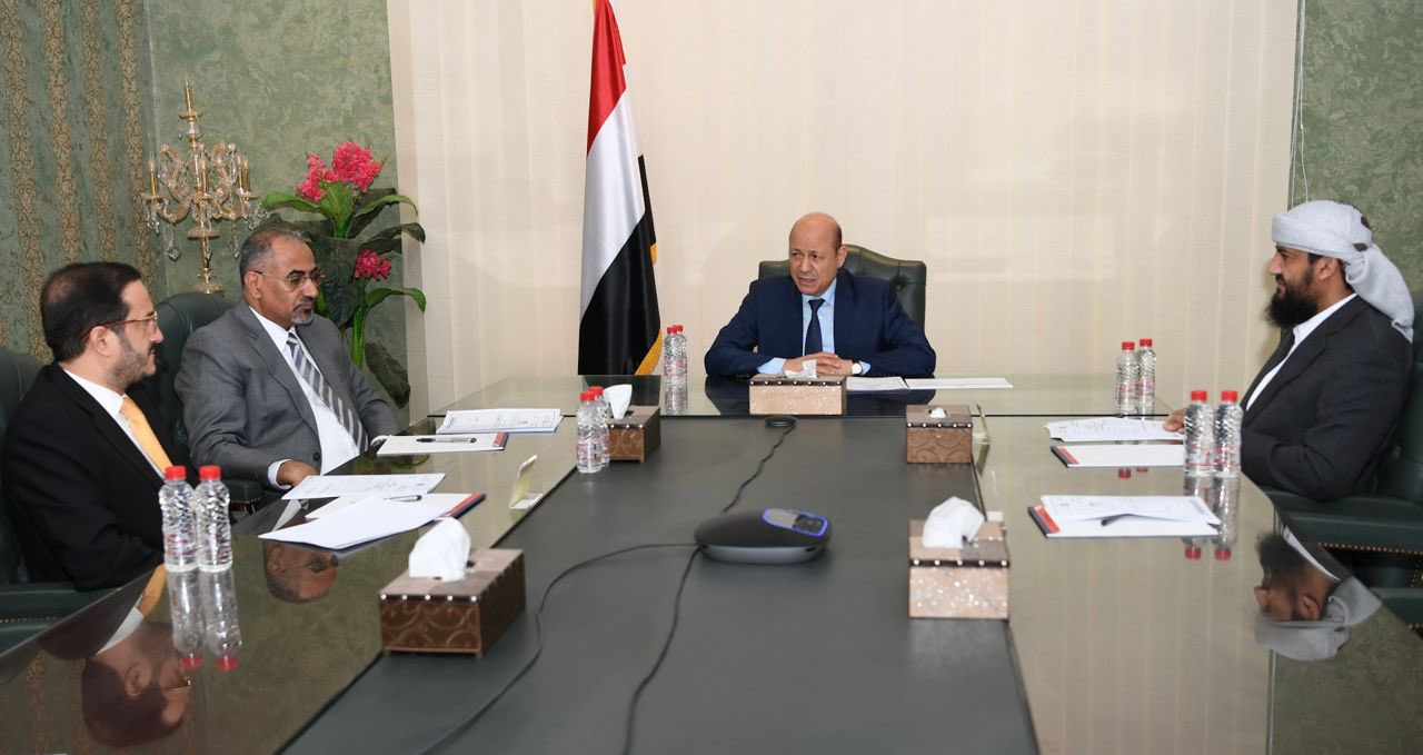 مجلس القيادة يدعو المجتمع الدولي إلى الزام جماعة الحوثي بفتح طرق تعز ودفع المرتبات من عائدات ميناء الحديدة