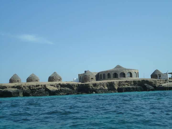 ميلشيات الحوثي تفخخ جزيرة "كمران" المأهولة بالسكان بسلاسل من الألغام البحرية