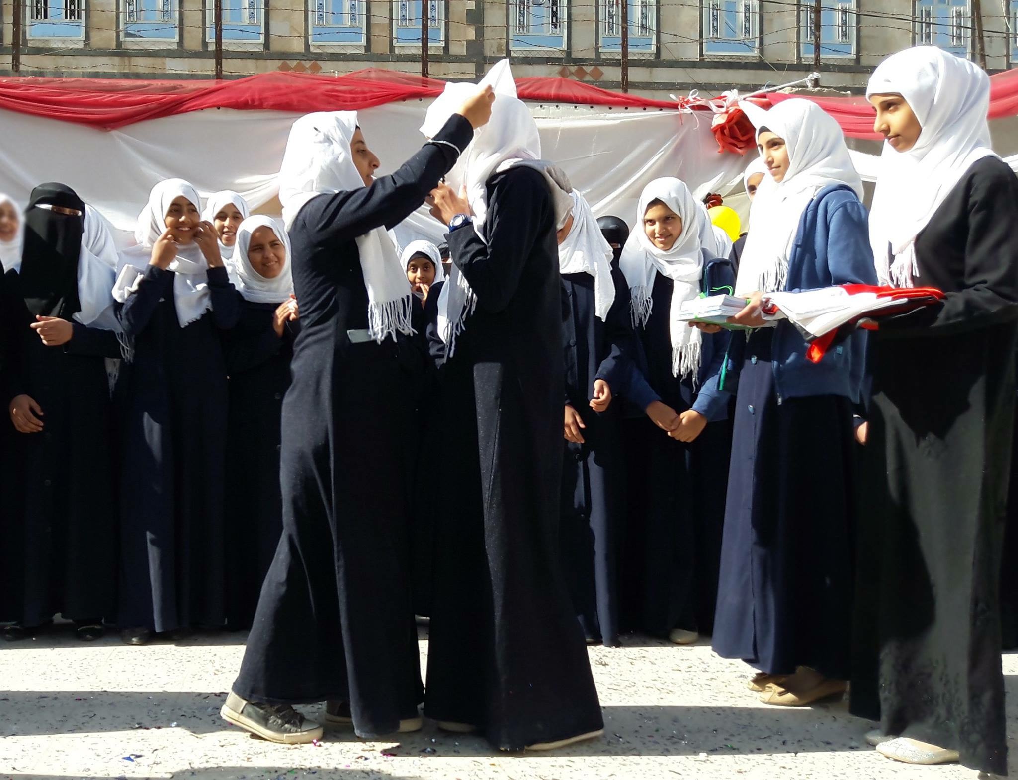 صنعاء: مديرة مدرسة تعاقب طالبات في البرد القارس لرفضهن ترديد "الصرخة"