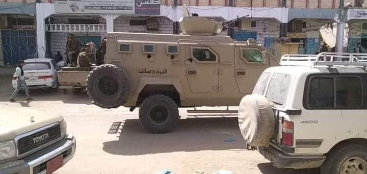 عاجل: قوات الجيش والعمالقة تطرد الحوثيين من أهم معسكر في بيحان بشبوة.. تفاصيل
