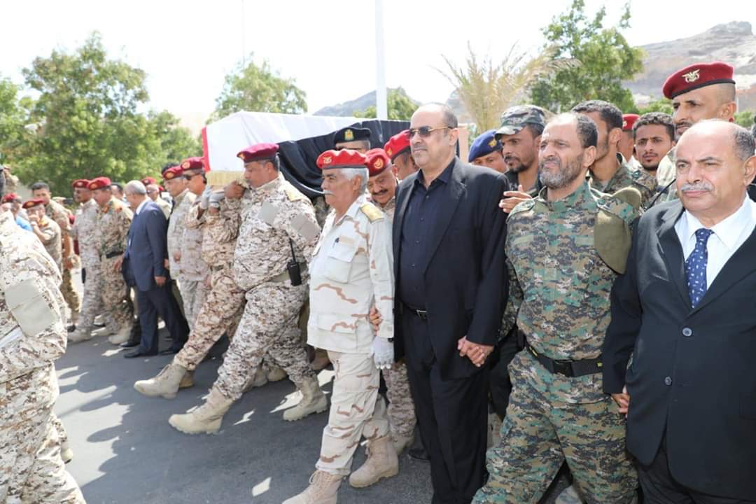نائبا رئيس الوزراء ورئيس الاركان وقيادات الدولة يشيعون جثمان الشهيد اللواء الزنداني