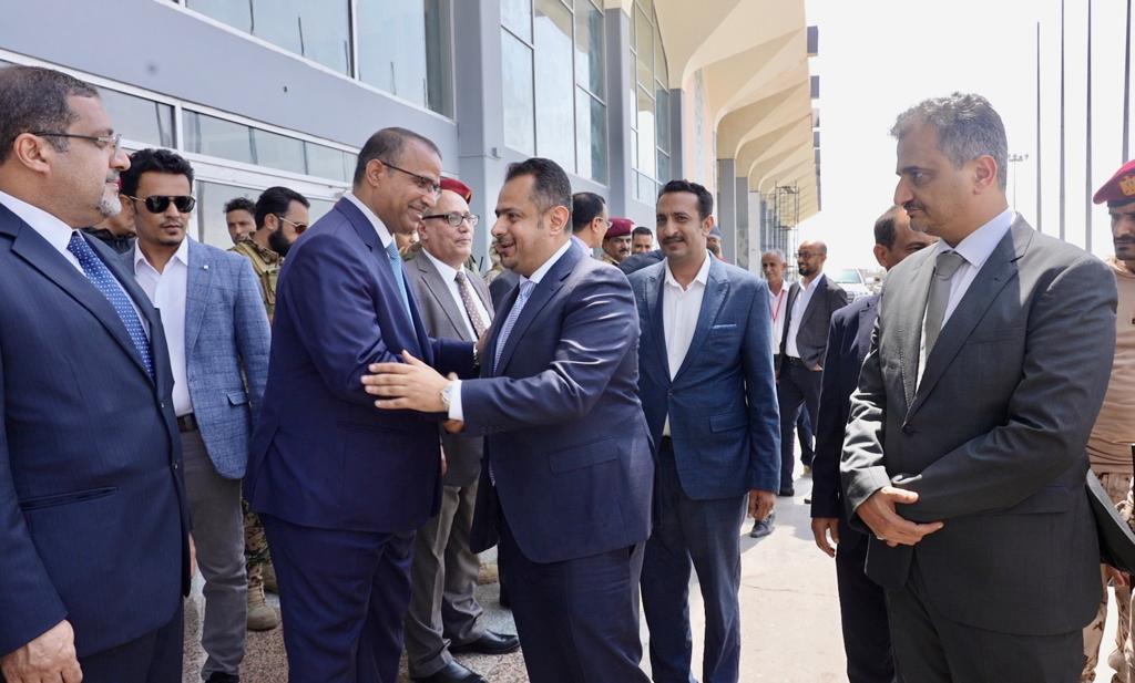 رئيس الحكومة يعود إلى عدن بعد رحلة علاجية استمرت شهرين