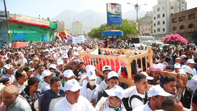 تعز.. الآلاف يشيعون القيادي في حزب 'الإصلاح' ضياء الحق الأهدل
