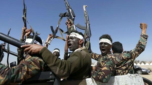 الحكومة اليمنية: الحوثيون يريدون منفذا لتهريب خبراء حزب الله وإيران 