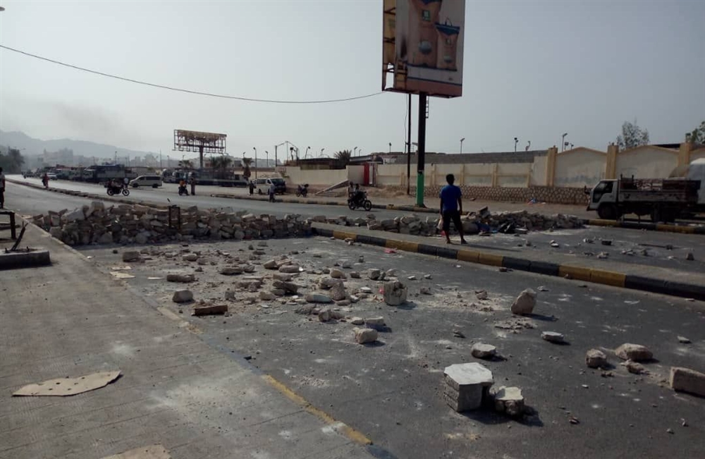 مواطنون يغلقون ميناء المكلا في حضرموت احتجاجاً على تدهور خدمة الكهرباء