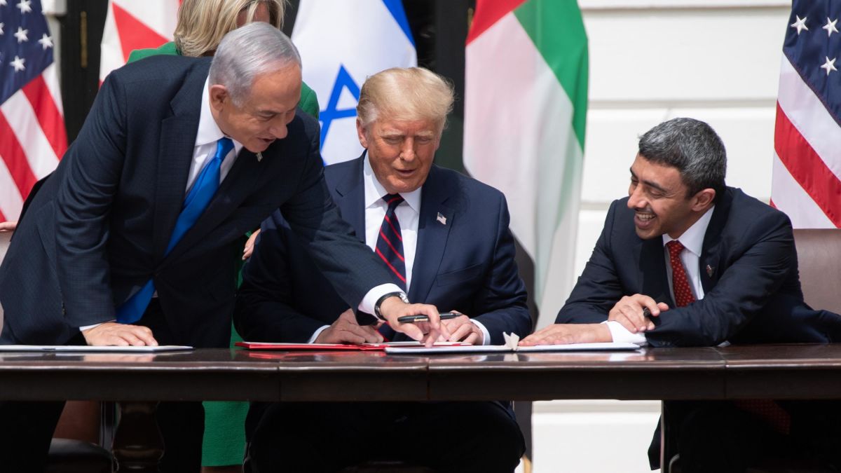 ابوظبي كل يوم وقعية وفضيحة  : موقع عبري يكشف عن فضيحة إماراتية بالأسماء والارقام والمعلومات 