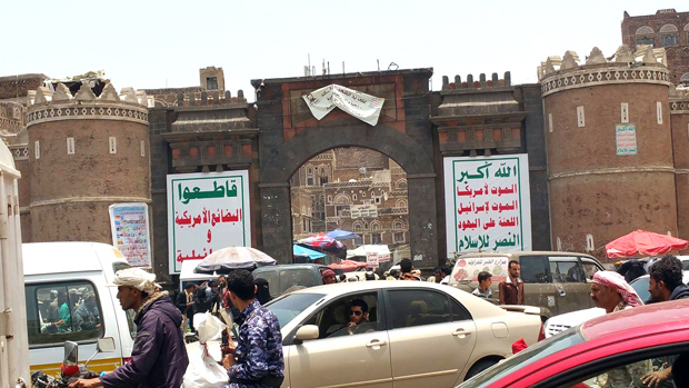 ارتكب جريمة القتل عقب قيامه بطعن شخص واصابة شخصين رمياً بالرصاص في صنعاء .. : إعتقال القيادي الحوثي (كزمة) وهو سكران عقب ارتكاب جريمته 