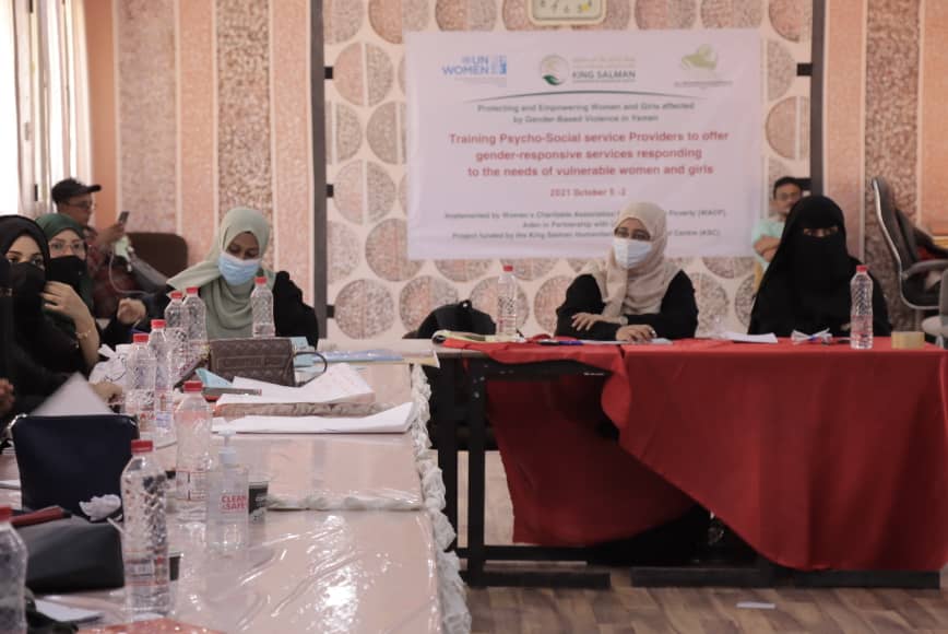 الجمعية الخيرية النسوية لمكافحة الفقر تختتم دورة تدريبية في عدن 