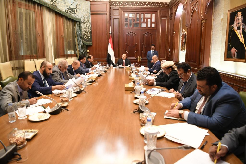 الفريق علي محسن يحضر اجتماعاً استثنائياً للرئيس هادي والمستشارين 
