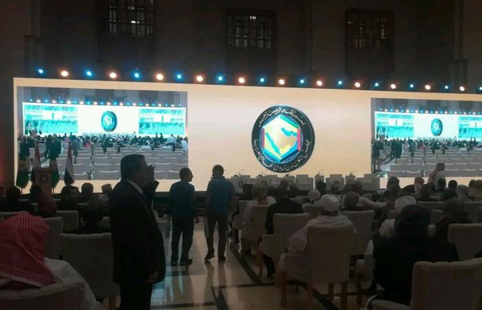 انقسام في مشاورات الرياض ولقاء يجمع هادي ومحسن ببن سلمان واستدعاء العرادة إلى السعودية بشكل عاجل