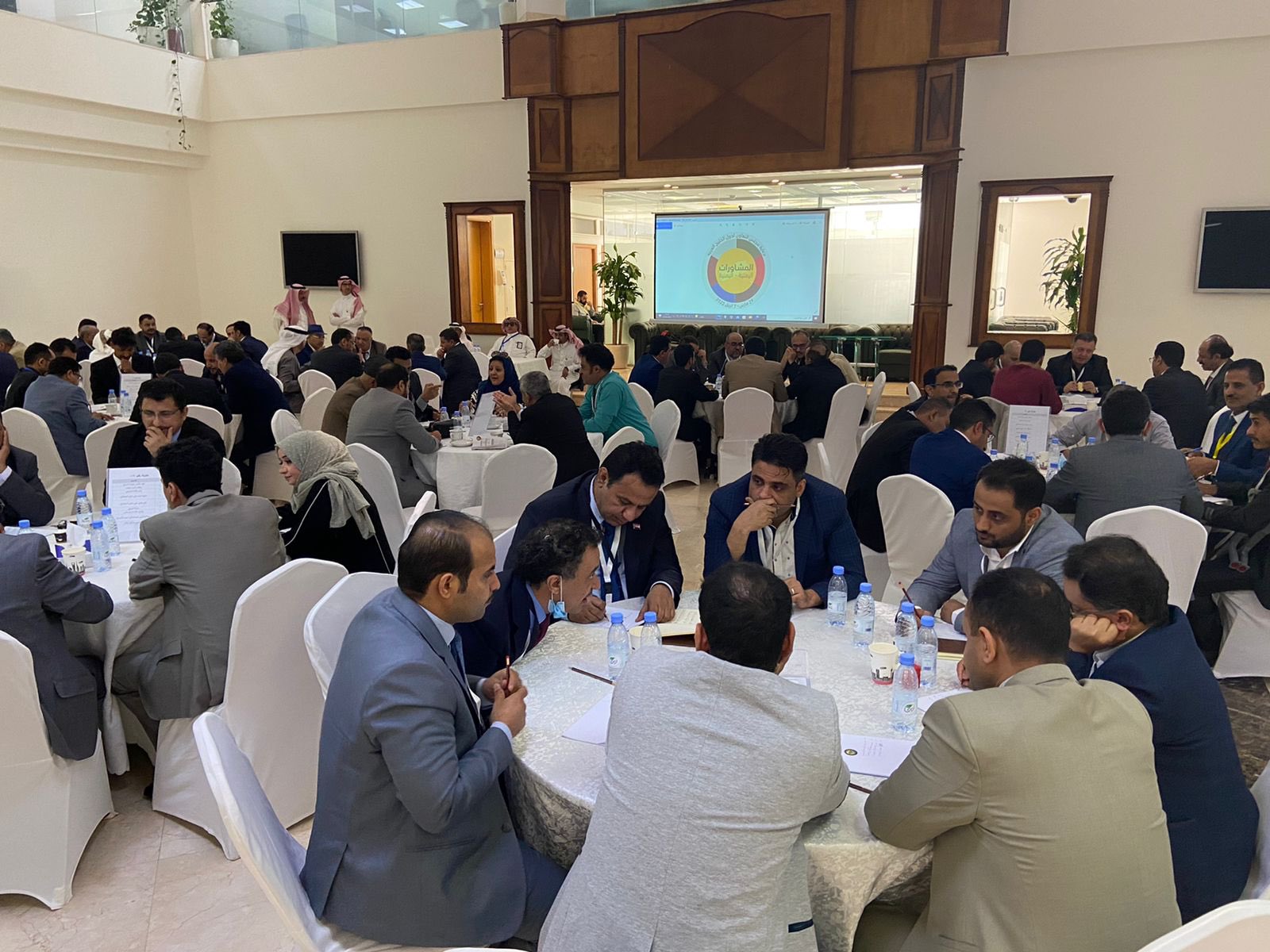 عاجل: السعودية تتجاوز الدستور اليمني وتدفع باتجاه إعادة هيكلة الرئاسة وتعيين نائبين من الشمال والجنوب