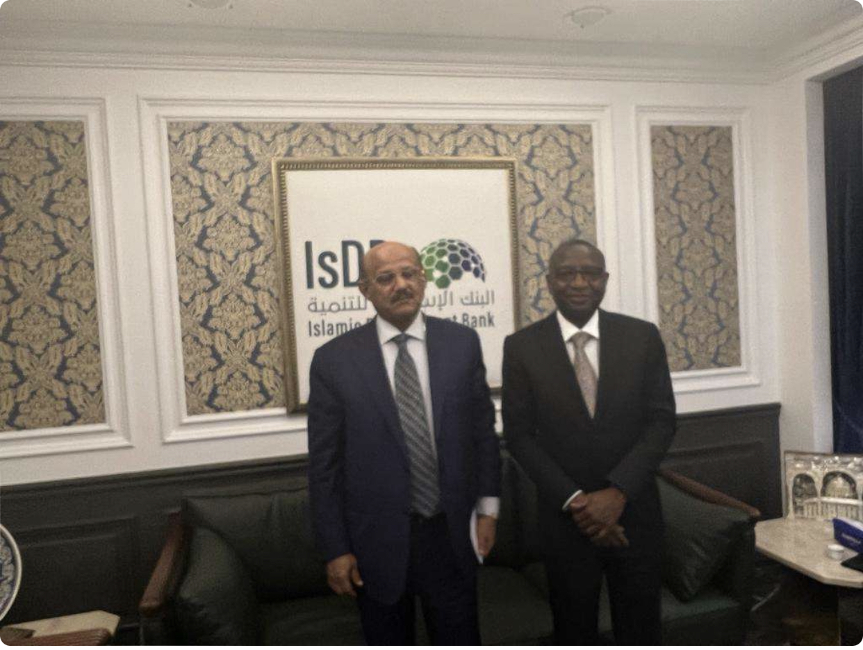 المركزي اليمني وبنك التنمية الاسلامي يبحثان اليات دعم استيراد السلع الاساسية الى اليمن