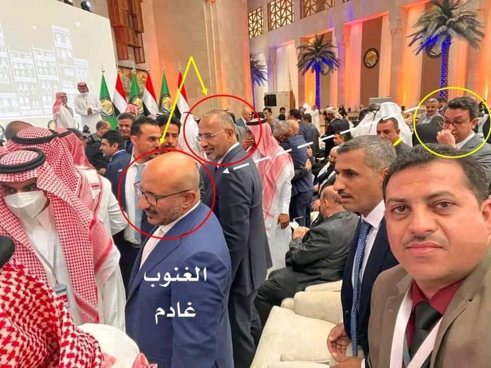 عاجل : مصدر دبلوماسي التحالف يتقاسم الرئاسة والسعودية تلبس عباءة الشرعية للشعب اليمني وهادي تعرض للتهديد بالتصفية الجسدية 