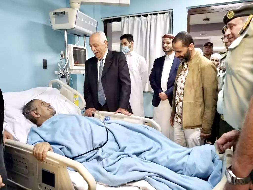 بتوجيهات من ملك الأردن رئيس الديوان الملكي يزور الشيخ صادق الأحمر للإطمئنان (صور ) 